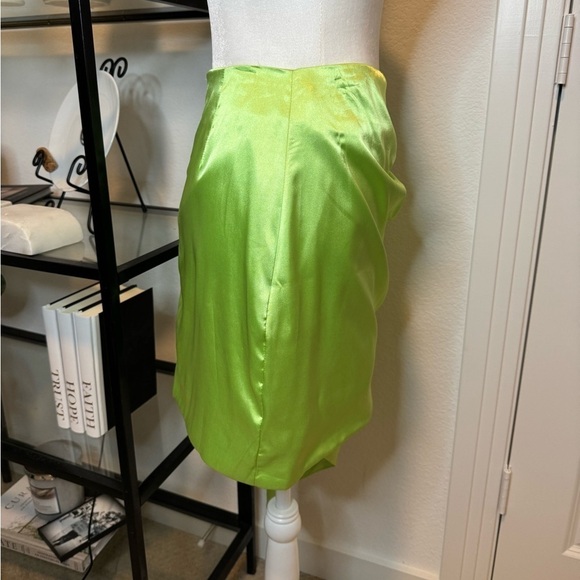 NWT Line & Dot Asymmetrical Satin Mini Skirt Size M - Picture 4 of 7